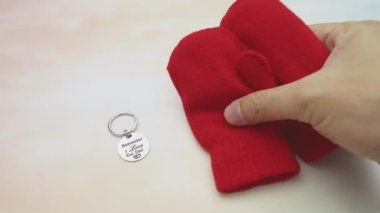 Mutlu aile sahnesinde baba, kırmızı eldivenleri alıp renkli arka planda markasız anahtarlık takıyor. Babalar günü.