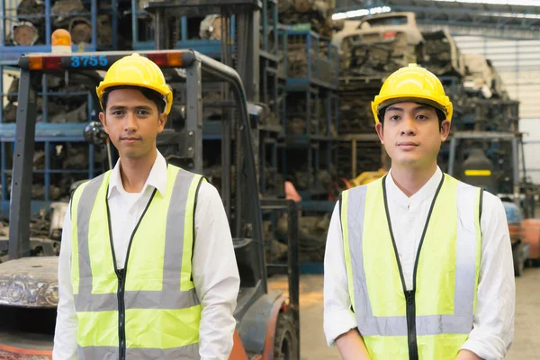 Muži Pracují Společně Asijští Dělníci Stojí Sociální Vzdáleností Továrním Skladu — Stock fotografie