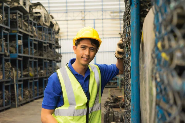 Muž Pracující Asijské Inženýr Pracovník Úsměv Dívat Rovně Továrně Skladu — Stock fotografie