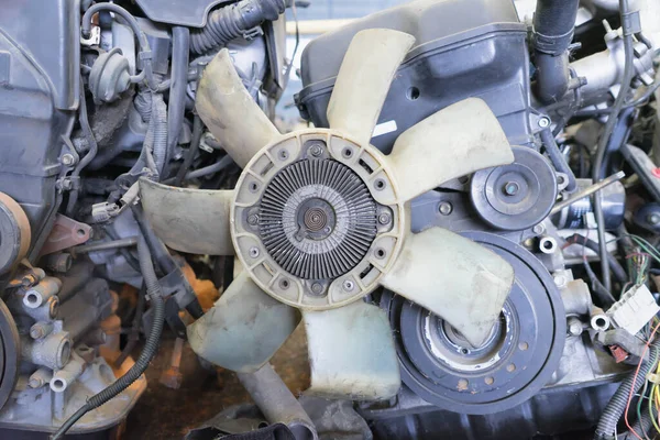 Fabrika deposundaki motor pervanesi