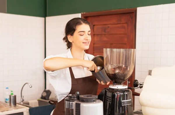 Beautiful Caucasian Barista Woman Scooping Coffee Beans Coffee Equipment Coffee — Foto de Stock
