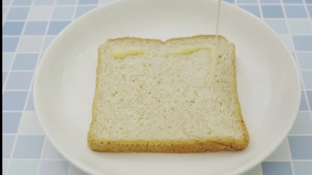 Moeder Bereidt Ontbijt Voor Kinderen Met Gezoete Gecondenseerde Melk Brood — Stockvideo