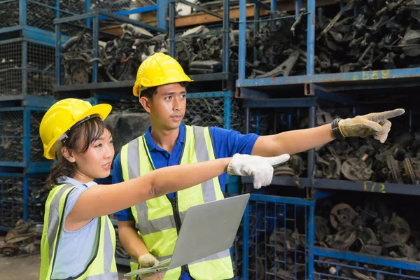 Homem Mulher Trabalham Juntos Diversidade Trabalhadores Engenharia Asiáticos Eles Apontam — Fotografia de Stock