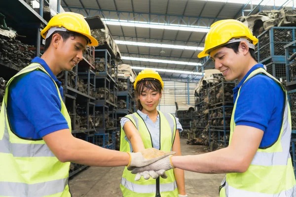Žena Muži Pracují Společně Kolegové Dívají Ruce Asijské Inženýr Pracovník — Stock fotografie