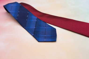 Babalar Günü 'nde baba ve baba için renkli arkaplanlı iki kravat dizme sahnesi. Çocuk aile sahnesi babalar günü konseptinde babaya mutlu bir hediye veriyor.