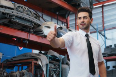 Kafkas işletme müdürü, onay ver, fabrika deposundaki insanlara bak.