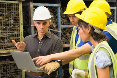 Erkekler ve kadınlar birlikte çalışıyor, Kafkasyalı yöneticilerin çeşitliliği Asyalı mühendis işçilerle görüşmek için bilgisayarlarını kullanıyorlar.
