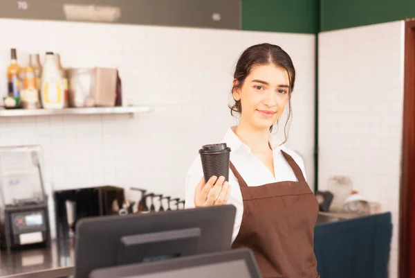 Hermosa Mujer Barista Caucásica Mostrar Taza Café Para Llevar Una —  Fotos de Stock