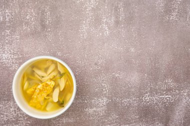 Sol alt çerçeve, omlet, mantar, galangal, ahşap çerçeve üzerinde limon otu, omlet, mantar, galangal, taş masada limon otu