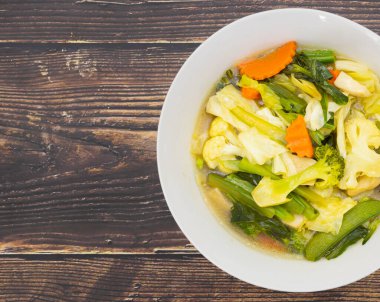 Vejetaryen için sağlıklı ev yapımı vejetaryen yemekleri ve diyet yemeği için sağlıklı yiyecekler, yerel Asya 'da taze sebzeden yapılmış salata.