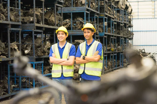 Homens Trabalhando Juntos Engenheiros Asiáticos Sorriem Cruzam Armas Fábrica Armazém — Fotografia de Stock