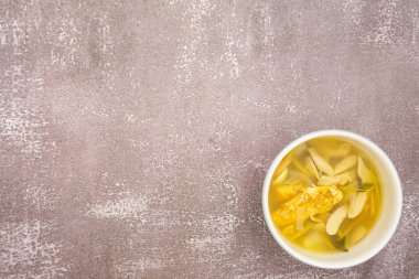 Sağ alt çerçeve, omlet, mantar, galangal, ahşap çerçeve üzerinde limon otu, omlet, mantar, galangal, taş masada limon otu