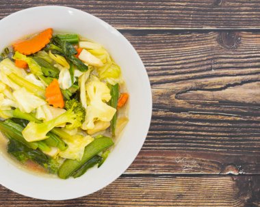 Vejetaryen için sağlıklı ev yapımı vejetaryen yemekleri ve diyet yemeği için sağlıklı yiyecekler, yerel Asya 'da taze sebzeden yapılmış salata.