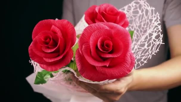 Hombre Dar Flor Rosa Roja Novia Aniversario Amor Inspiración Rosas — Vídeo de stock