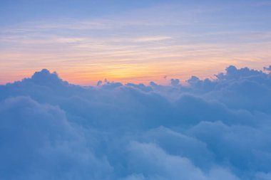 Güneşin güzel sarı güneş ışığı, güneş doğarken ya da batarken tepede yumuşak mavi bir bulut, Asya-Tayland 'daki ulusal parkın tepe noktası manzarası.