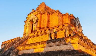 Tuğla ya da taştan yapılmış tarihi antik şato, Asya-Tayland tarihi güzel, fantezi, sihir, turistler için romantik görünüyor.