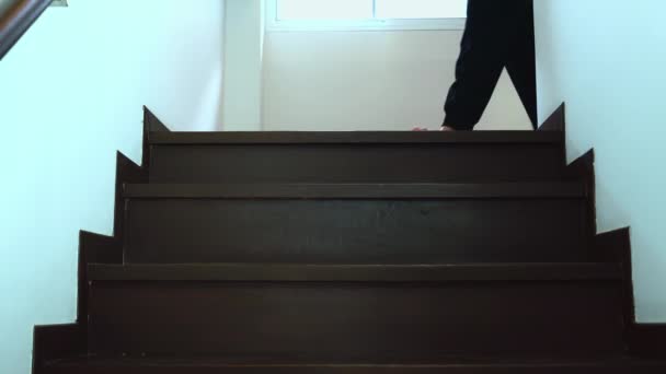 Geschäftsmann Geht Fuß Den Nächsten Stock Hause Der Treppe Haus — Stockvideo