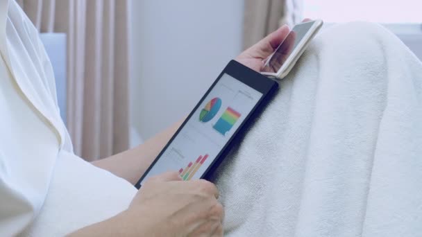 Asijský Podnikatel Pracuje Finančním Grafem Nebo Grafem Tabletu Poznámku Line — Stock video