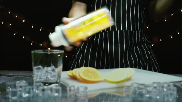 Hombre Agitar Botella Zumo Naranja Fresco Detrás Mesa Cóctel Frutas — Vídeo de stock