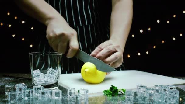 Uomo Tagliato Limone Fresco Sul Tagliere Vicino Foglia Ghiaccio Vetro — Video Stock