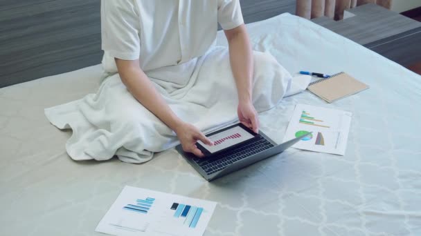Азиатский Бизнесмен Работает Планшетом Выше Ноутбука Кровати Работник Сидит Работает — стоковое видео