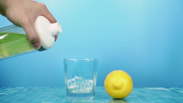 Hombre Vierta Jugo Limón Vaso Cerca Limón Fresco Mesa Camarero — Vídeo de stock