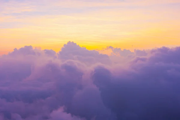 太陽の美しい黄金の太陽の光や日の出や日没 山頂の山の上の柔らかい紫色の雲 アジアタイの国立公園のピーク山の風景 — ストック写真