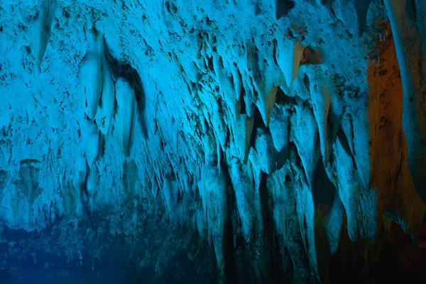 Estalagmita Natural Estalactita Con Luz Led Azul Cueva Oscura Montaña —  Fotos de Stock