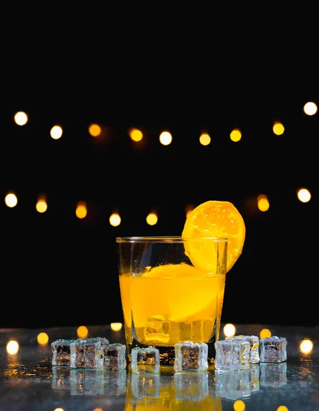 Nahaufnahme Von Orangensaft Mit Scheibe Frischer Orange Auf Glasrand Hinter — Stockfoto