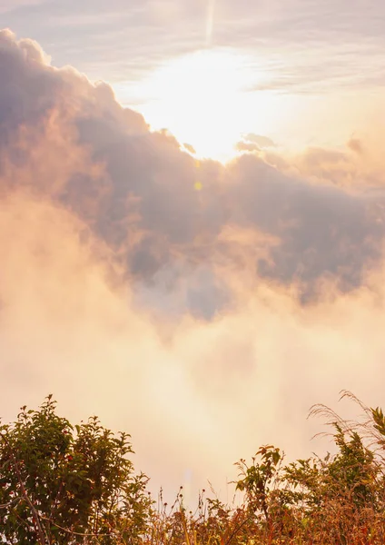 日の出や日没時の太陽の光と白い雲と柔らかい霧の壁紙や背景の景色アジアタイの国立公園のトップ山の風景 — ストック写真