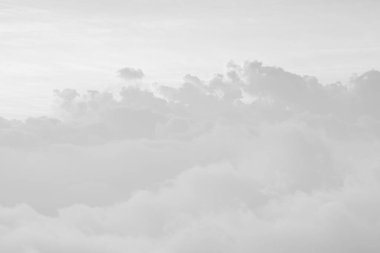 Beyaz soyut güneş ışığı ve bulutu gökyüzünde. Arka plan için gün doğumu ya da gün batımı, Asya-Tayland 'daki ulusal parktaki dağın zirvesindeki bulutların manzarası.