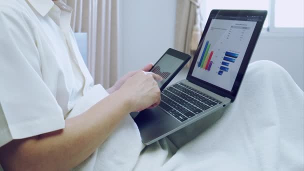Asijský Podnikatel Pracuje Grafem Nebo Grafem Tabletu Notebooku Papíru Doma — Stock video