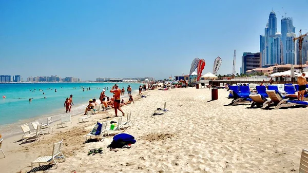 Dubai, Marina ve şehir manzarası gökdelenler, şehir silüeti, eski şehir ve palmiye ağaçlı kumlu plajlar 