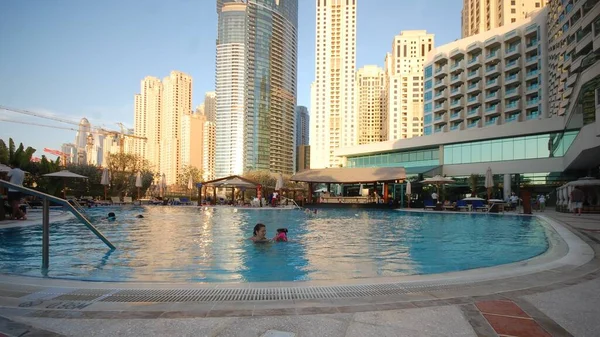 Dubai, Marina ve şehir manzarası gökdelenler, şehir silüeti, eski şehir ve palmiye ağaçlı kumlu plajlar 