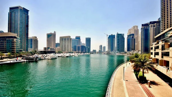 Dubai, Marina ve şehir manzarası gökdelenler, şehir silüeti, eski şehir ve palmiye ağaçlı kumlu plajlar 