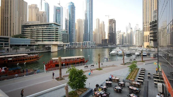 Dubai, Marina ve şehir manzarası gökdelenler, şehir silüeti, eski şehir ve palmiye ağaçlı kumlu plajlar 