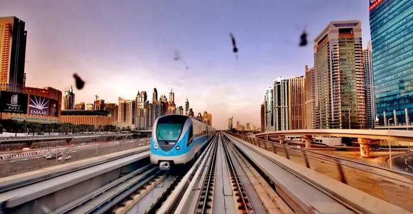 Dubai, Marina ve şehir manzarası gökdelenler, şehir silüeti, eski şehir ve palmiye ağaçlı kumlu plajlar 