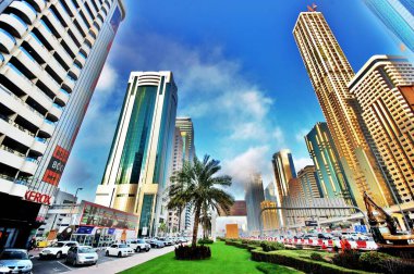 Dubai, Marina ve şehir manzarası gökdelenler, şehir silüeti, eski şehir ve palmiye ağaçlı kumlu plajlar 