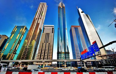 Dubai, Marina ve şehir manzarası gökdelenler, şehir silüeti, eski şehir ve palmiye ağaçlı kumlu plajlar 