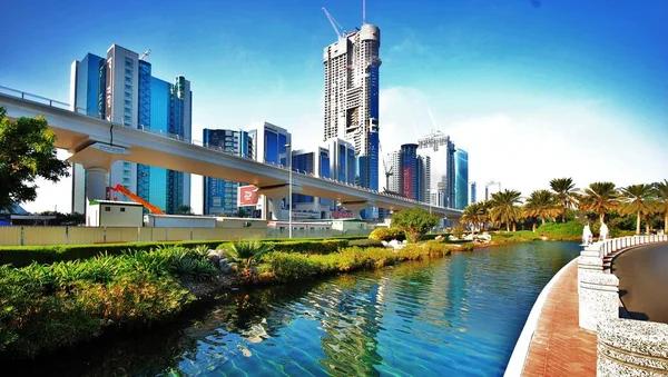 Dubai, Marina ve şehir manzarası gökdelenler, şehir silüeti, eski şehir ve palmiye ağaçlı kumlu plajlar 