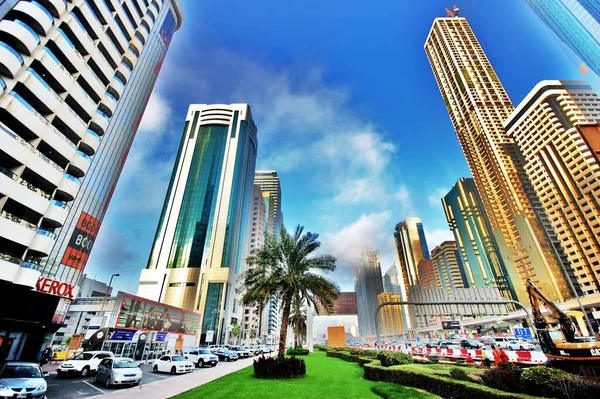 Dubai, Marina ve şehir manzarası gökdelenler, şehir silüeti, eski şehir ve palmiye ağaçlı kumlu plajlar 