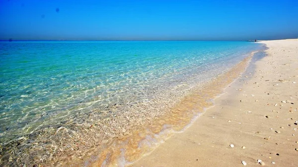 Dubai, şehir manzarası, gökdelenler, turkuaz sular, kumlu plajlar. 