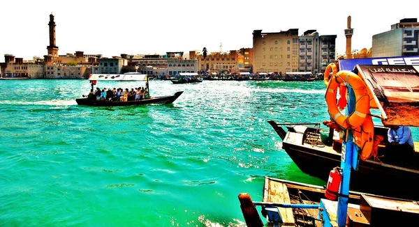 Dubai şehir manzarası, simgeler, kumlu plajlar. 