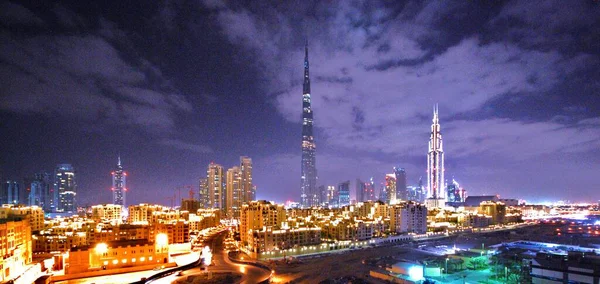 Dubai, gökdelenler, simgeler, yüz manzaralı Burj Halife, şehir silüeti, sahil kenarı, palmiye ağaçları.,