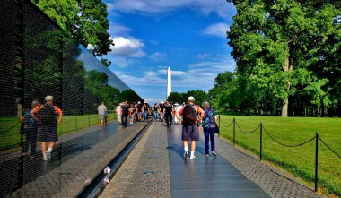 Washington D.C., şehir manzarası, ağaçlar, evler, parklar, katedral ve simgeler. 