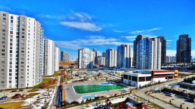 Günün farklı saatlerinde manzaralar, insanlar, evler 