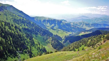 Şehir ve dağ manzaralı Anadolu 'ya motosiklet gezisi 