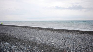 Siyah deniz kenarında motosiklet gezisi 