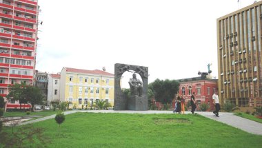 Siyah deniz kenarında motosiklet gezisi 