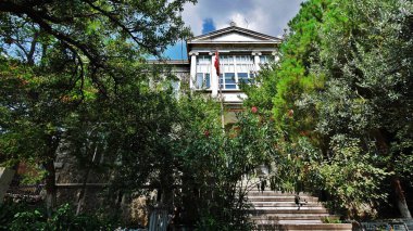 Geleneksel evler ve dar sokaklarla şehir manzarası,